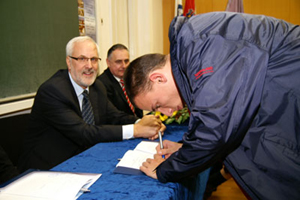 Rijeka, 15. studenoga 2010. riječki studenti pomorstva potpisuju ugovore o stipendiranju